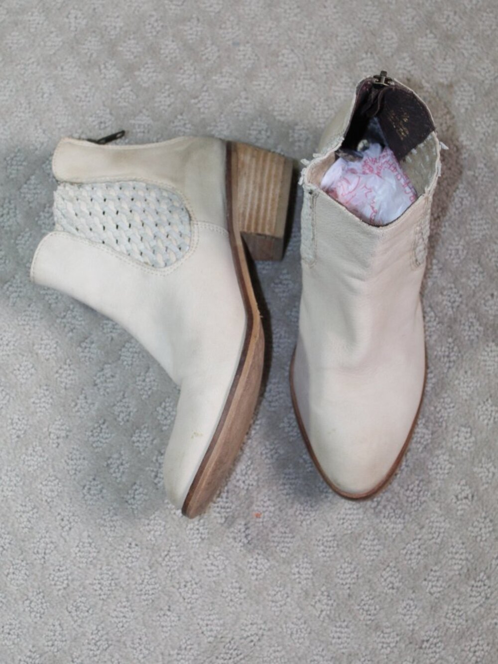 Sbicca Size 7.5 Cream Leather Woven Accent Back Zip Almond Toe Booties